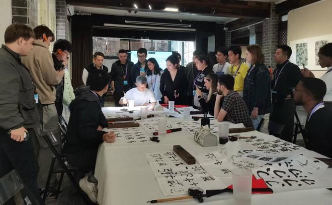 墨韻融情，藝脈相連 “字瀚·粵港澳臺(tái)書法藝術(shù)交流展”圓滿落幕，多元公共活動(dòng)反響熱烈